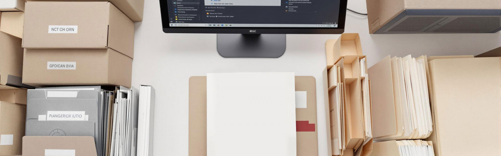 <p>Organisierte Büroarbeit mit Dokumenten und digitaler Kommunikation.</p>